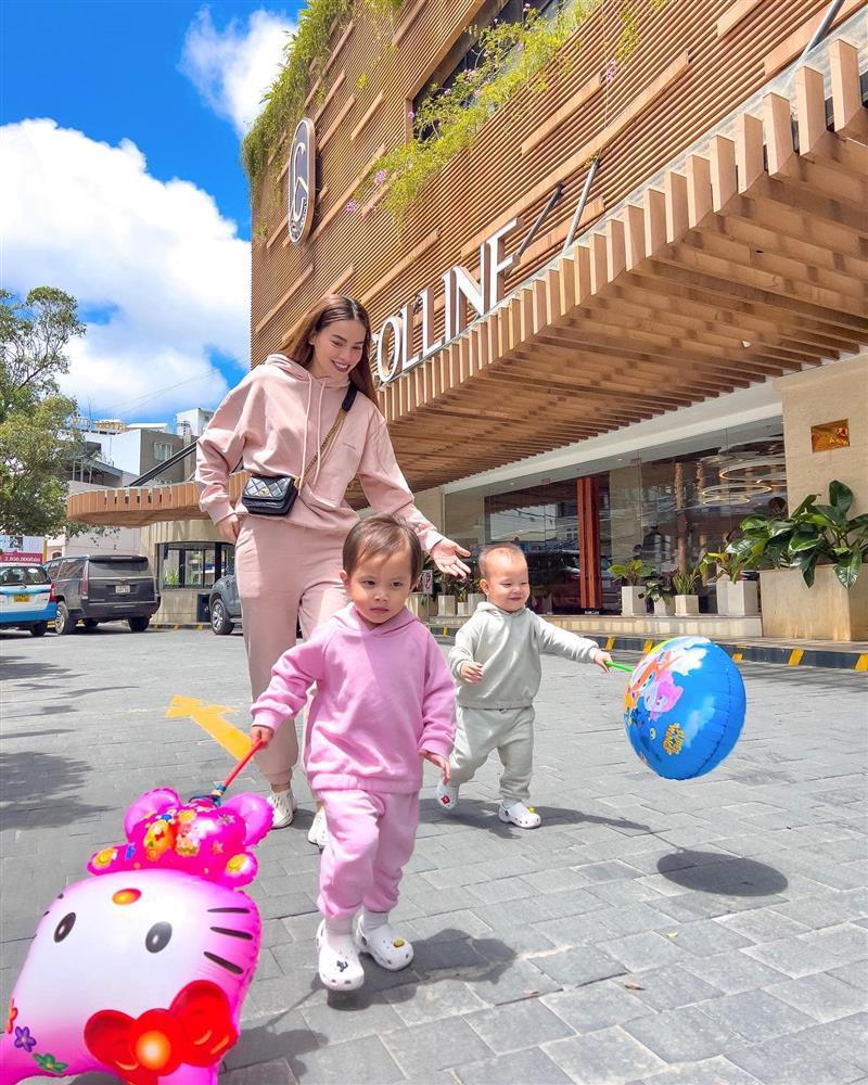 Cặp song sinh của Hồ Ngọc Hà về Thụy Điển, Subeo đi cùng-7