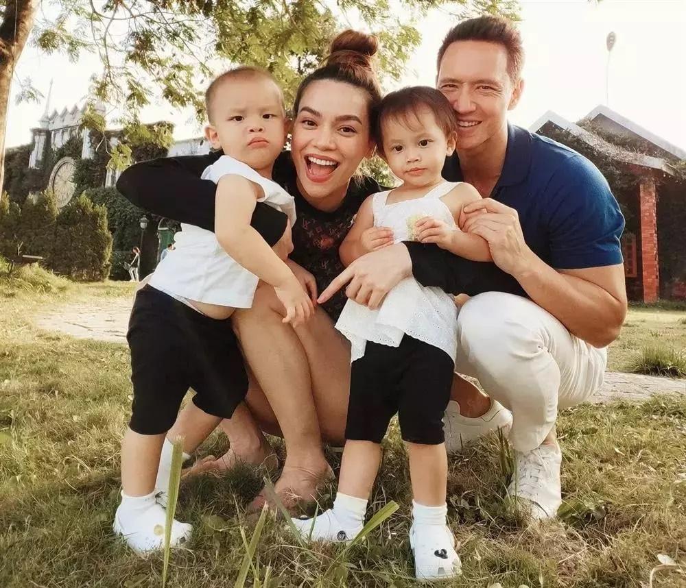 Cặp song sinh của Hồ Ngọc Hà về Thụy Điển, Subeo đi cùng-8