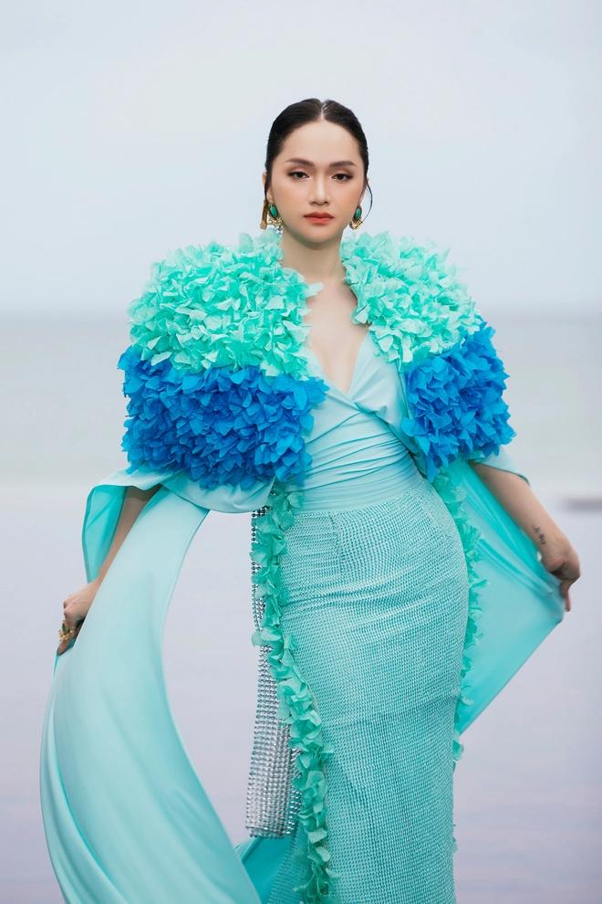 Sau những lần catwalk dở dang, Hương Giang đi đứng chuẩn chỉnh-1