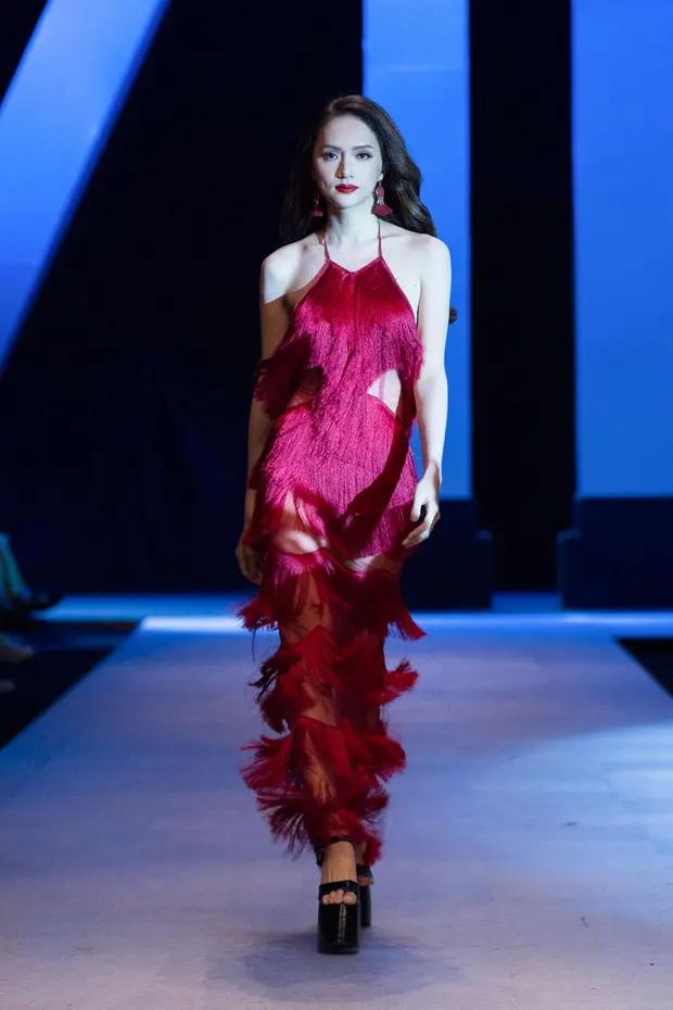 Sau những lần catwalk dở dang, Hương Giang đi đứng chuẩn chỉnh-3