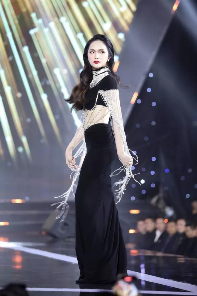 Sau những lần catwalk dở dang, Hương Giang đi đứng chuẩn chỉnh-4