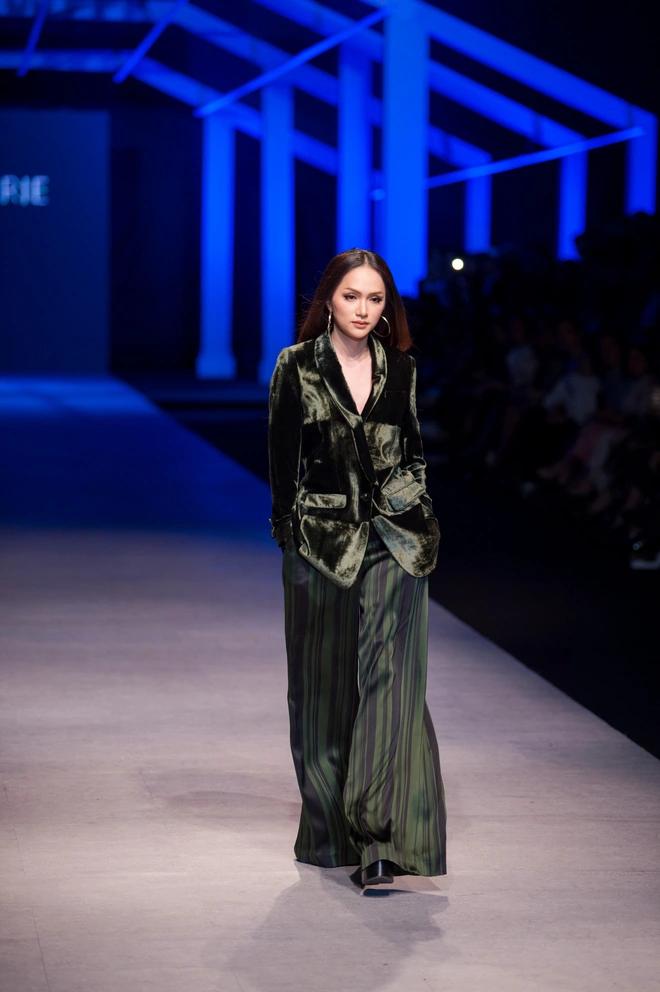 Sau những lần catwalk dở dang, Hương Giang đi đứng chuẩn chỉnh-5