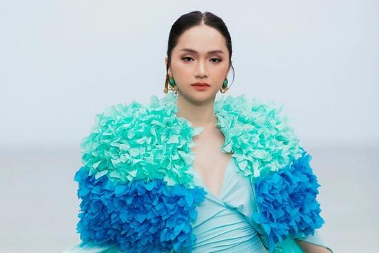Sau những lần catwalk dở dang, Hương Giang đi đứng chuẩn chỉnh