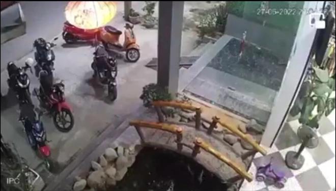 Bé trai 4 tuổi rơi xuống bể cá tại quán cà phê tử vong-1