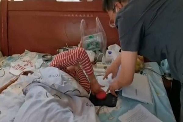 Vợ liệt giường 16 năm, chồng đề nghị ly hôn ai ngờ cái kết quá ồn ào-1