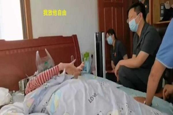 Vợ liệt giường 16 năm, chồng đề nghị ly hôn ai ngờ cái kết quá ồn ào-2