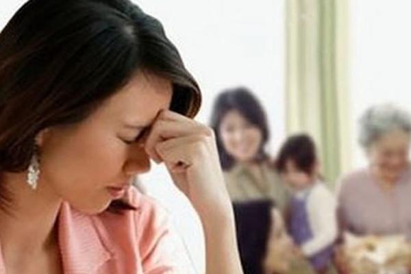Mẹ chồng bắt con dâu sinh con trai, chồng hành động gây khó chịu-1