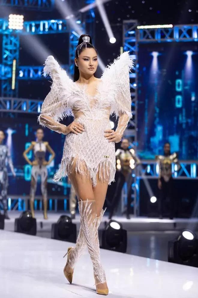 Bảo Thy catwalk như đi chợ, Vũ Thu Phương bị réo tên-7