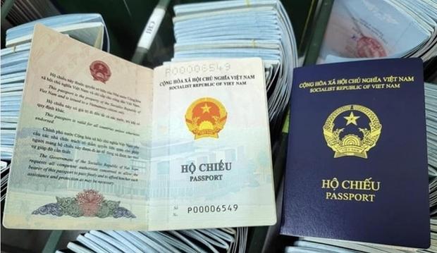 Hộ chiếu mới có gì mà ngàn người xếp hàng từ sáng sớm, chen chân?-2