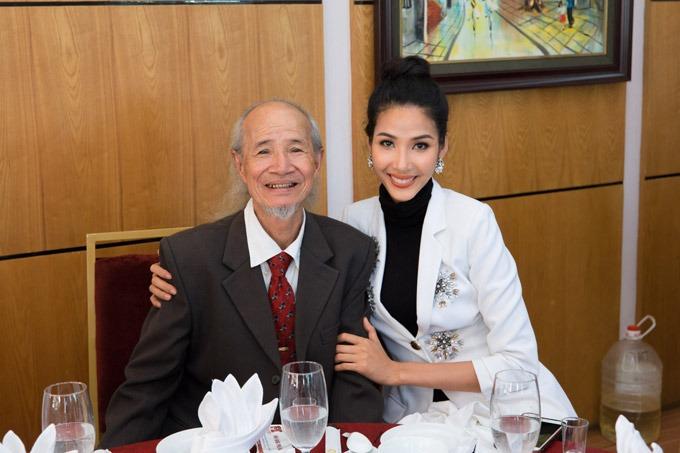 Á hậu Hoàng Thùy đau buồn báo tin người thân qua đời-1