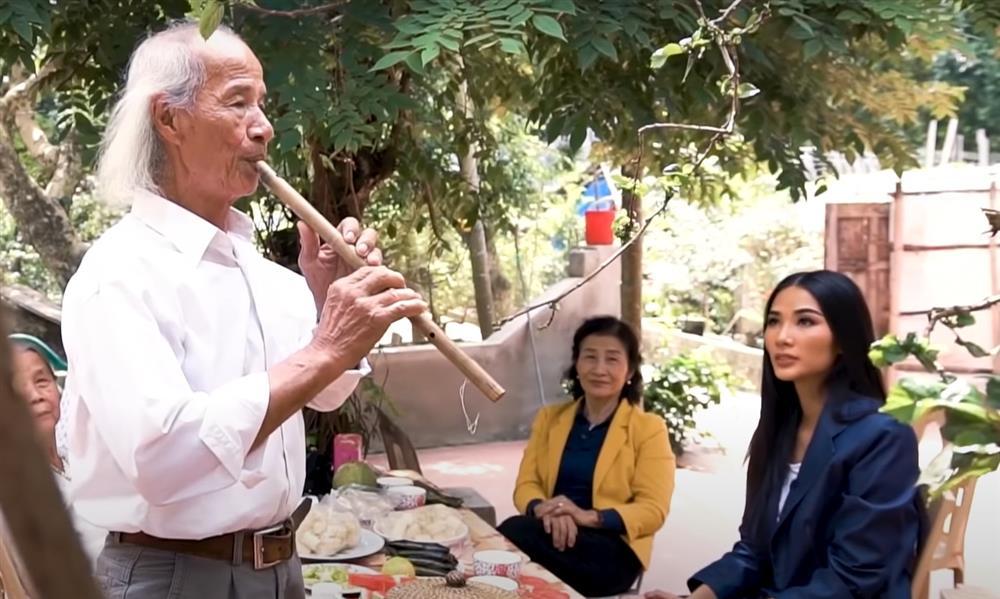 Á hậu Hoàng Thùy đau buồn báo tin người thân qua đời-4