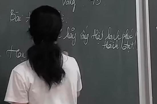 Xúc động clip cô giáo giao bài tập về nhà, hạn nộp suốt cuộc đời
