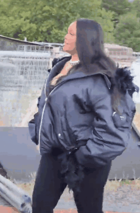 Rihanna lộ diện sau sinh con 2 tháng, body thật gây tranh cãi-3