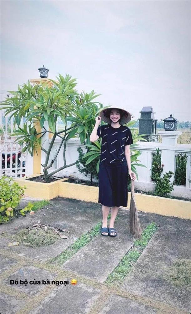 Phạm Hương ở Mỹ sang chảnh, về quê mặc đồ bộ giản dị của bà-2