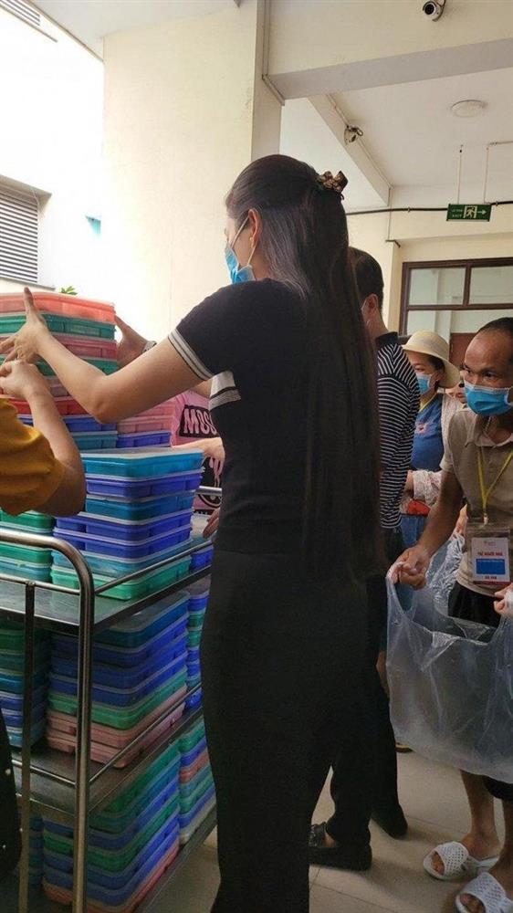 Phạm Hương ở Mỹ sang chảnh, về quê mặc đồ bộ giản dị của bà-4