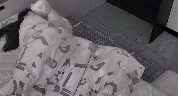 Thấy bố rón rén vào hôn mẹ, con trai 19 tháng hành động lịm tim-2