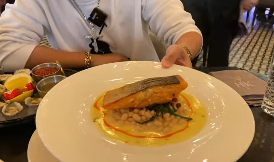 Khoa Pug vung tiền ăn mừng kéo chân dài thêm 1cm-10