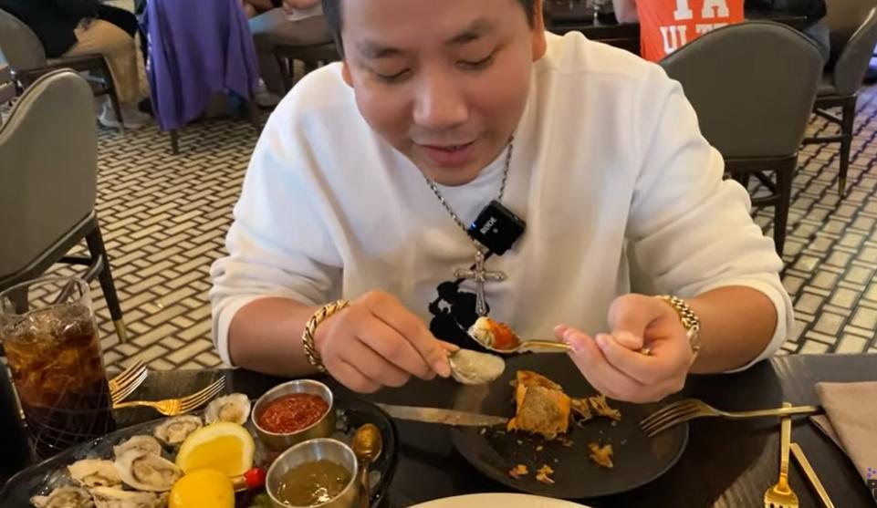 Khoa Pug vung tiền ăn mừng kéo chân dài thêm 1cm-8