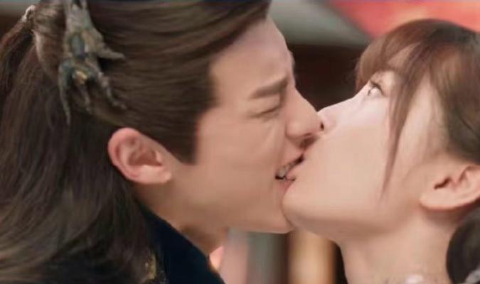 Những nụ hôn cắn xé đến tóe máu trong phim Trung - Hàn-1