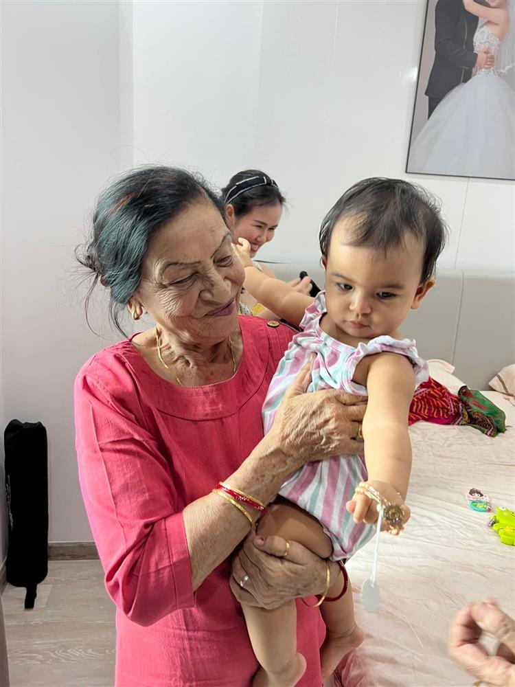 Ái nữ 2 tuổi của Võ Hạ Trâm lần đầu gặp gia đình Ấn Độ-3
