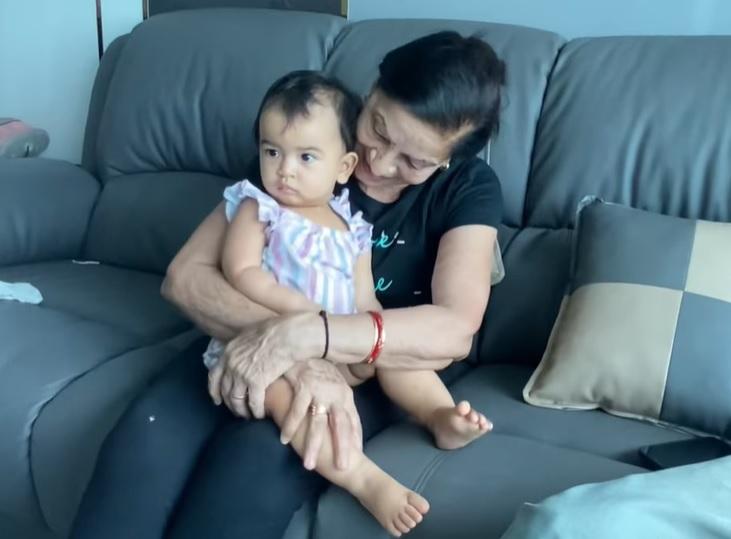 Ái nữ 2 tuổi của Võ Hạ Trâm lần đầu gặp gia đình Ấn Độ-4