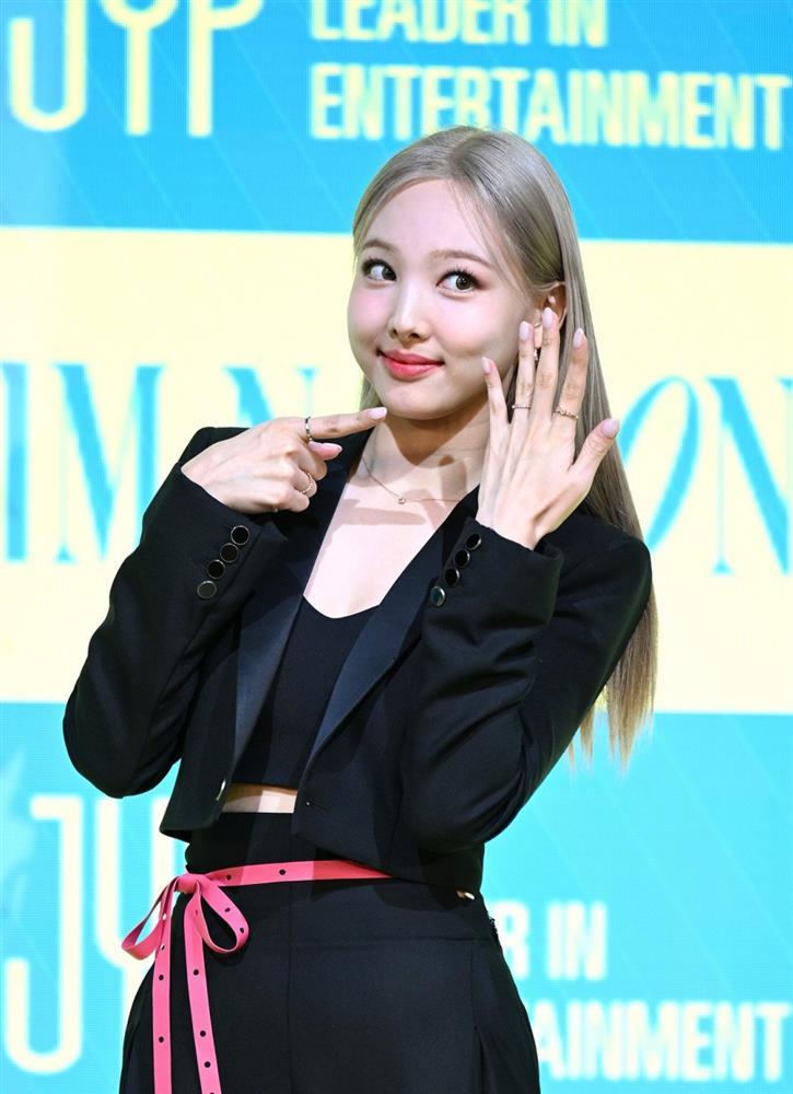 TWICE Nayeon làm nên lịch sử, IVE thành tích ngang BTS-1