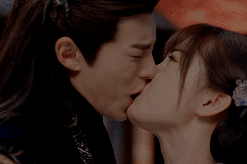 Những nụ hôn cắn xé đến tóe máu trong phim Trung - Hàn-3