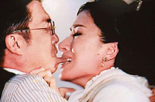 Những nụ hôn cắn xé đến tóe máu trong phim Trung - Hàn-4