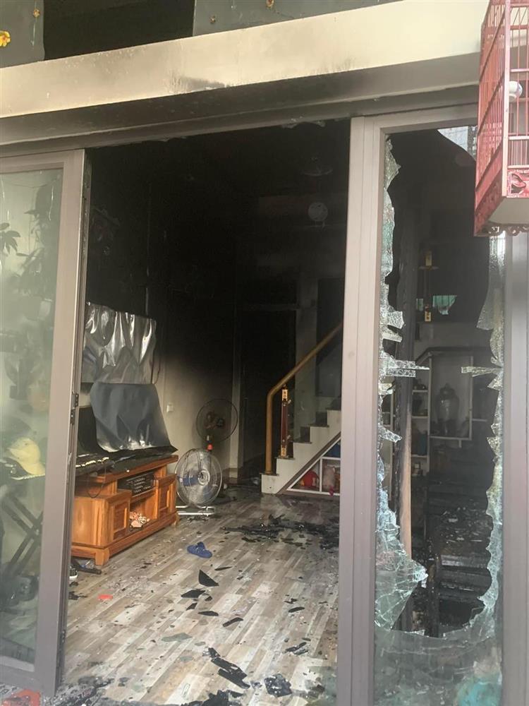 Cả gia sản bị thiêu rụi vì thói quen... không rút sạc điện thoại-3