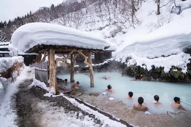 Khách nước ngoài sốc văn hóa vì thói quen tắm kỳ lạ của người Nhật-2