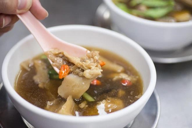 Nhà hàng nổi tiếng vì nồi nước dùng khổng lồ hầm đi hầm lại 50 năm-2