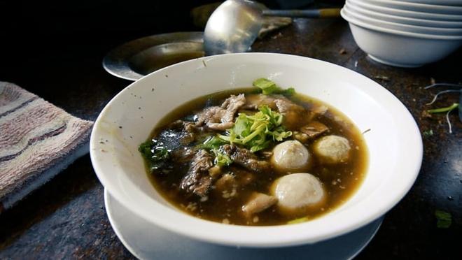 Nhà hàng nổi tiếng vì nồi nước dùng khổng lồ hầm đi hầm lại 50 năm-3