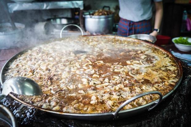 Nhà hàng nổi tiếng vì nồi nước dùng khổng lồ hầm đi hầm lại 50 năm-4