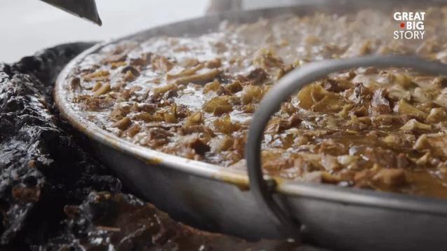 Nhà hàng nổi tiếng vì nồi nước dùng khổng lồ hầm đi hầm lại 50 năm-6