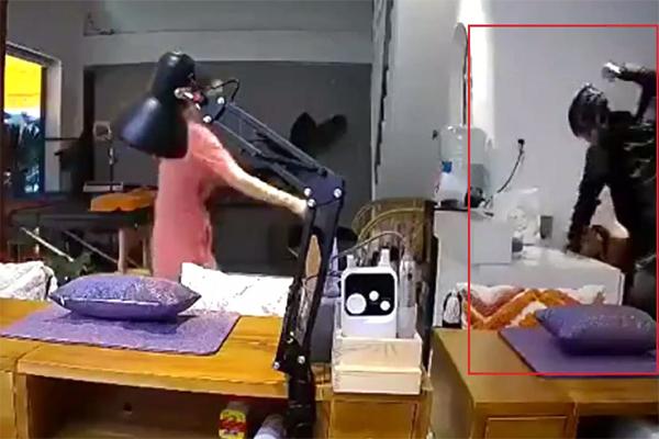 Người khuyết tật bị vợ chồng xe tải đánh đổ máu, nhập viện cấp cứu-3