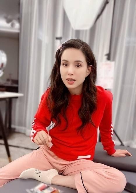 Lý Nhược Đồng bị bắt gặp đi mua sắm, nhan sắc thực U60 ra sao?-5