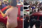 Đám đông cổ vũ người phụ nữ đánh ghen trên phố