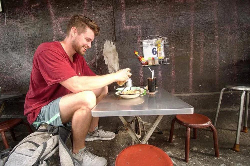 Phản ứng khách Tây khi ăn bún đậu mẹt: Xin thêm bát mắm tôm!-2