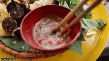 Phản ứng khách Tây khi ăn bún đậu mẹt: Xin thêm bát mắm tôm!-3