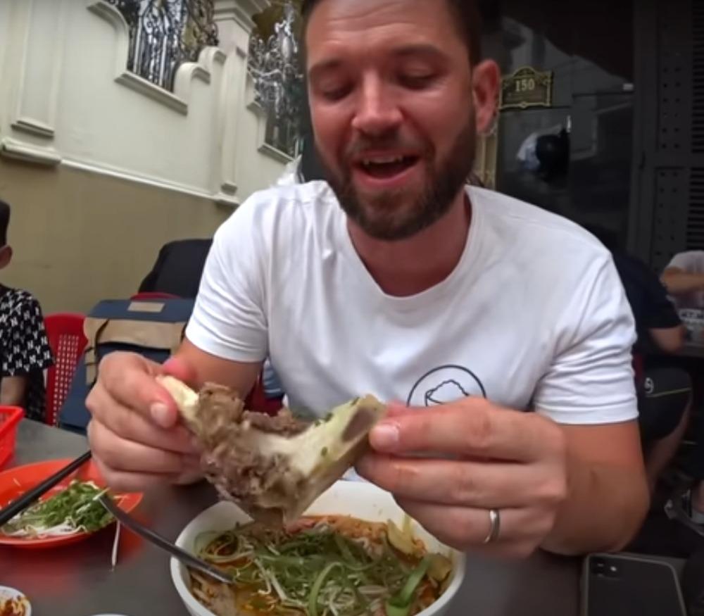 Phản ứng khách Tây khi ăn bún đậu mẹt: Xin thêm bát mắm tôm!-4