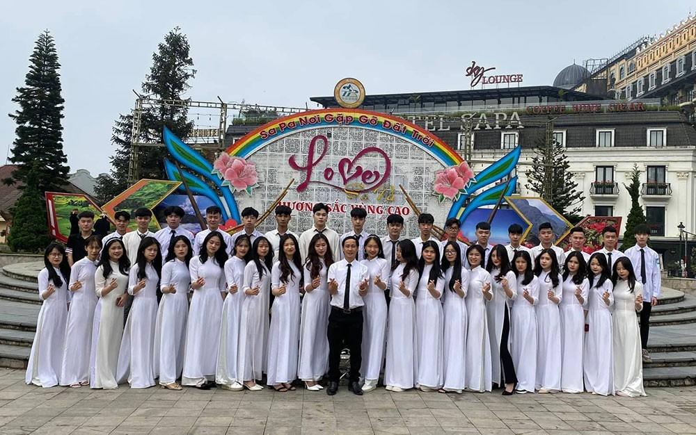 Gặp thầy chủ nhiệm được học trò tổ chức lễ bàn giao xe gây bão-1