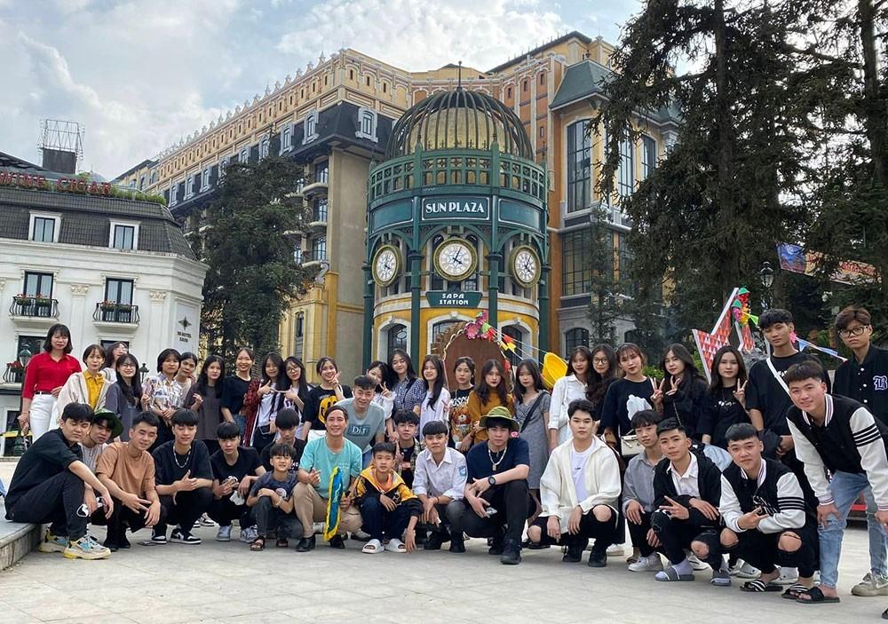 Gặp thầy chủ nhiệm được học trò tổ chức lễ bàn giao xe gây bão-2