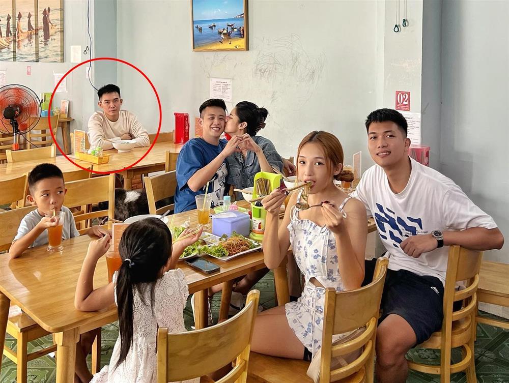 Buồn của Phở Đặc Biệt khi chơi hội bạn nổi tiếng đều có bồ-3