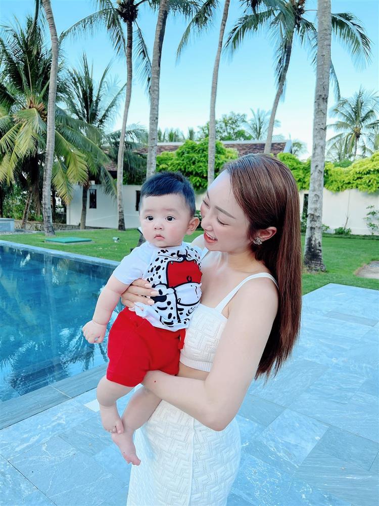 Vợ Chi Bảo xả ảnh quý tử, dân mạng u mê không lối thoát-11