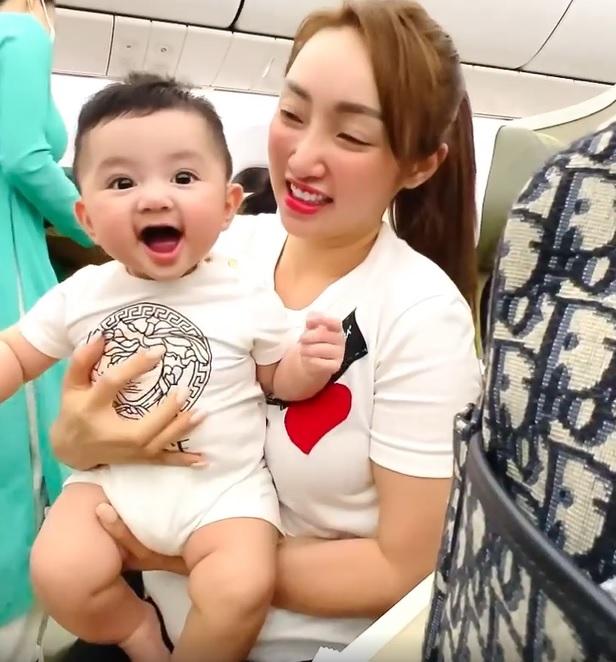 Vợ Chi Bảo xả ảnh quý tử, dân mạng u mê không lối thoát-13