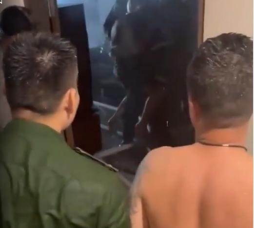 Thót tim xem giải cứu bé trai mắc kẹt trong căn hộ bốc cháy ở tầng 20-1