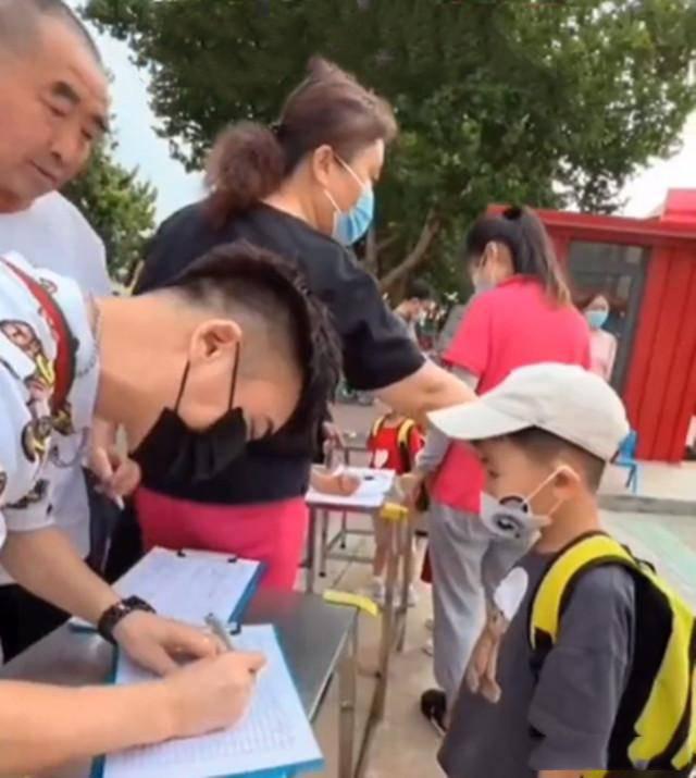 Phát sốt ông ngoại U60 quá trẻ đẹp, nhìn con rể còn sốc hơn-3