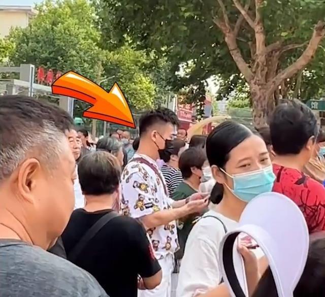 Phát sốt ông ngoại U60 quá trẻ đẹp, nhìn con rể còn sốc hơn-2