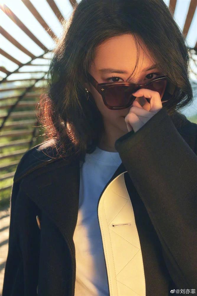 Mỹ nhân Âu - Á lăng xê mốt kính râm hot trend mùa hè-5