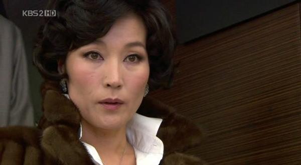 Mẹ quyền lực của Lee Min Ho ở Vườn Sao Băng: 60 tuổi vẫn siêu sang chảnh-2